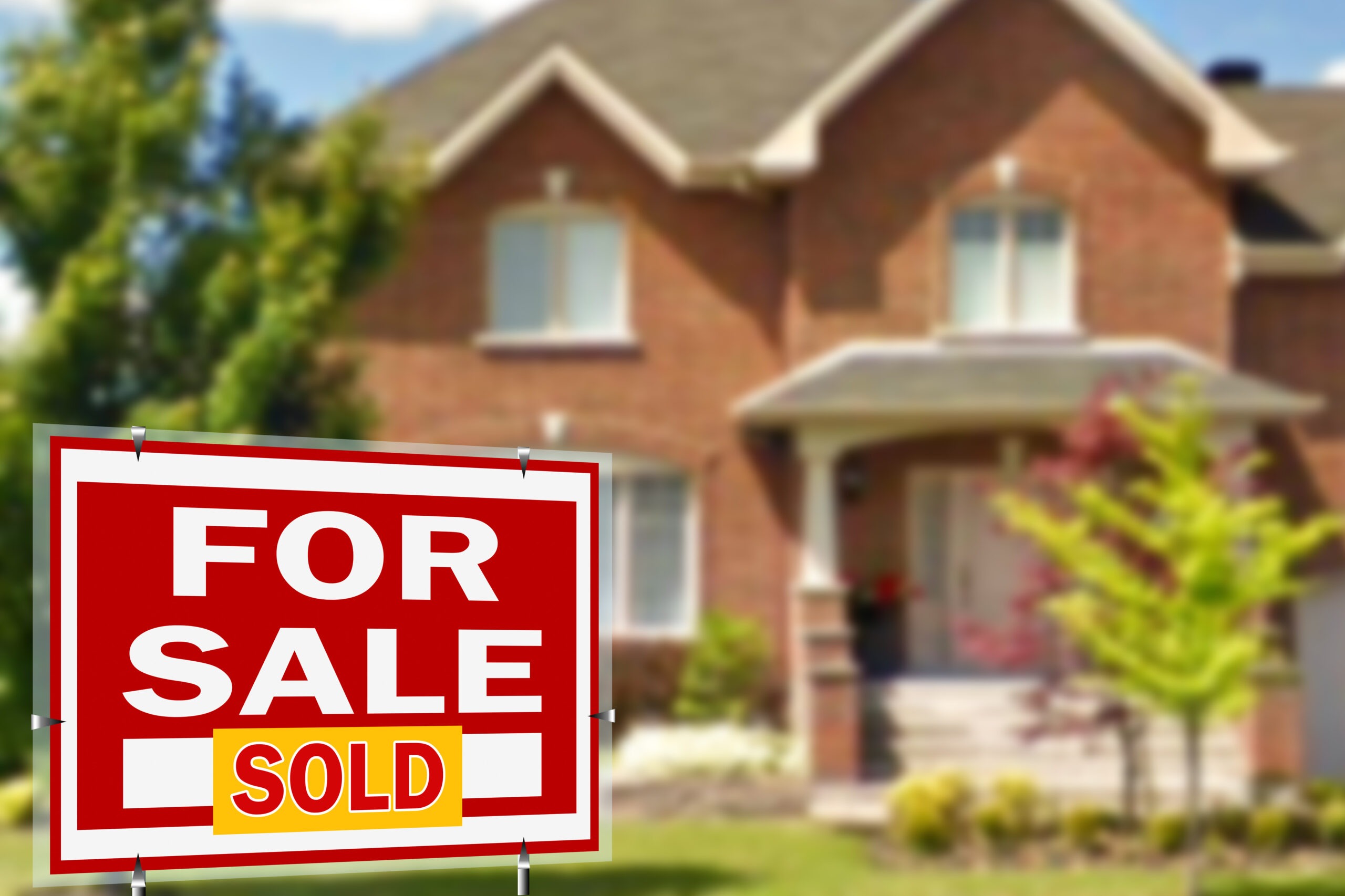 The inscription on the sale of a beautiful house